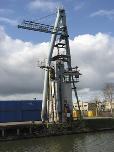 905018 Gezicht op de elevator van de uitgebrande fabriek van Central Soya (Cereol, Everard Meijsterlaan 3) te Utrecht, ...